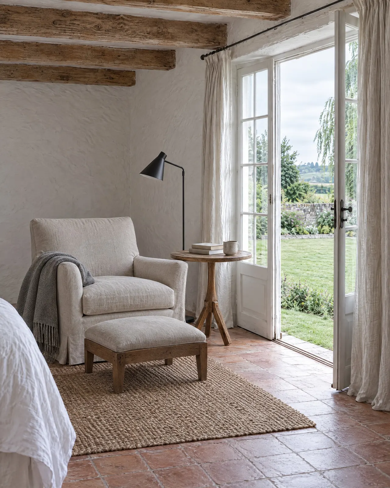 Coin lecture de la chambre Croissant près de la porte-fenêtre, fauteuil en rotin et panier de jeux